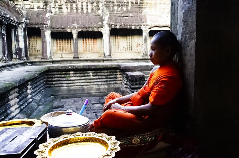 Monaco buddista in tempio di Angkor Wat, Cambogia fotografia stock Monaco buddista in tempio di Angkor Wat, Cambogia fotografia stock