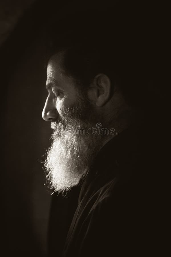 Monaco cristiano ortodosso del sacerdote durante la preghiera che prega ritratto fotografia stock Monaco cristiano ortodosso del sacerdote durante la preghiera che prega ritratto fotografia stock