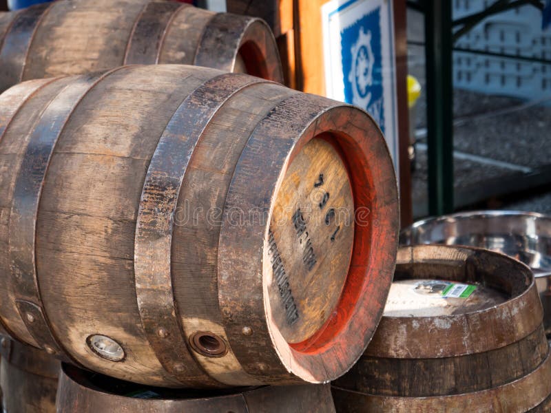 MONACO DI BAVIERA, GERMANIA - 20 AGOSTO 2017: wodden i barilotti di birra da Augu fotografie stock MONACO DI BAVIERA, GERMANIA - 20 AGOSTO 2017: wodden i barilotti di birra da Augu fotografie stock