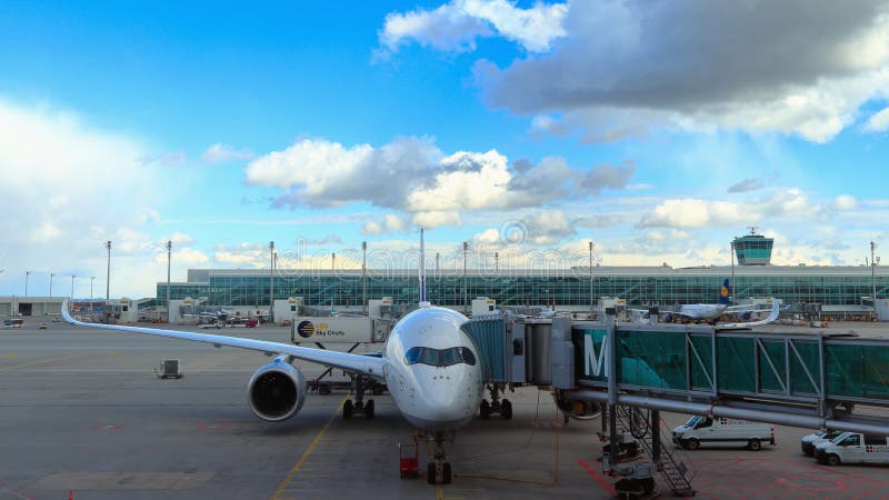 MONACO DI BAVIERA, BAVIERA, GERMANIA - 13 MARZO 2019: Lufthansa bimotore Airbus A350-900 Bochum all'aeroporto di Monaco di Bavier fotografia stock libera da diritti MONACO DI BAVIERA, BAVIERA, GERMANIA - 13 MARZO 2019: Lufthansa bimotore Airbus A350-900 Bochum all'aeroporto di Monaco di Bavier fotografia stock libera da diritti