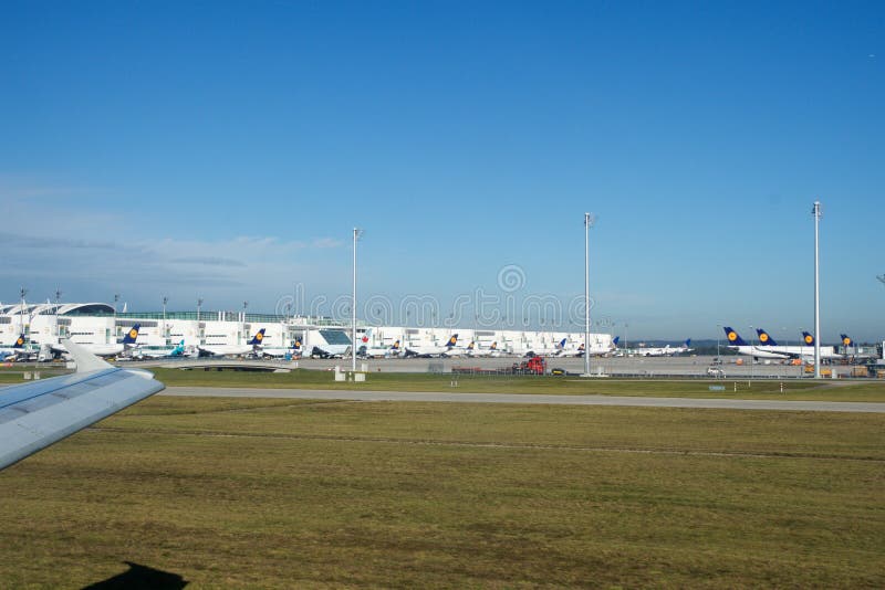 MONACO DI BAVIERA, GERMANIA - 15 OTTOBRE 2016: Aeroplano che rulla alla pista all'aeroporto, vista dall'interno di Business class fotografia stock libera da diritti MONACO DI BAVIERA, GERMANIA - 15 OTTOBRE 2016: Aeroplano che rulla alla pista all'aeroporto, vista dall'interno di Business class fotografia stock libera da diritti