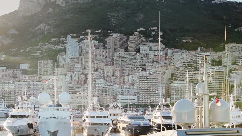 Monaco stadsstad Monte - den carlo gatan gömma i handflatan solig dag