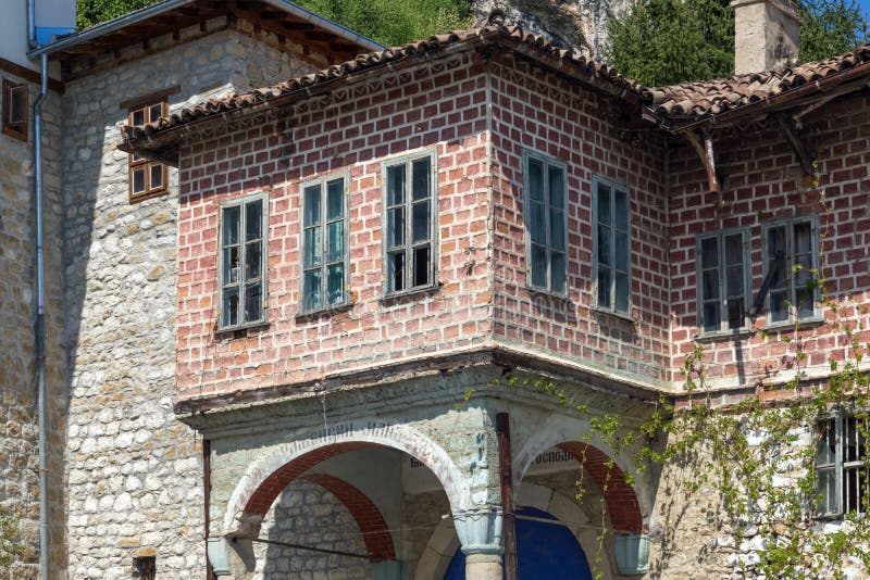 MONASTERIO DE LA TRANSFIGURACIÓN, VELIKO TARNOVO, BULGARIA - 9 DE ABRIL DE 2017: Monasterio medieval de la transfiguración santa fotos de archivo libres de regalías MONASTERIO DE LA TRANSFIGURACIÓN, VELIKO TARNOVO, BULGARIA - 9 DE ABRIL DE 2017: Monasterio medieval de la transfiguración santa fotos de archivo libres de regalías