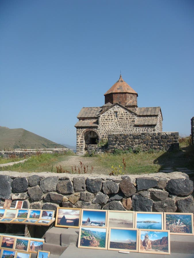 Monasterio de Sevanavank en Armenia con las imágenes expuestas en primero plano imagen de archivo Monasterio de Sevanavank en Armenia con las imágenes expuestas en primero plano imagen de archivo