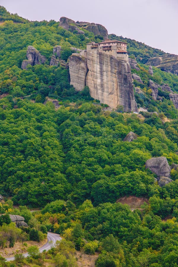 Monasterio Colgante En Meteora Grecia Fotos de - Fotos libres de de Dreamstime