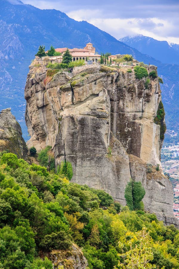 Monasterio Colgante En Meteora Grecia Fotos de - Fotos libres de de Dreamstime