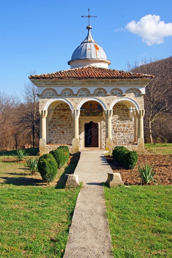 Monasterio ortodoxo genérico en Bulgaria fotografía de archivo Monasterio ortodoxo genérico en Bulgaria fotografía de archivo