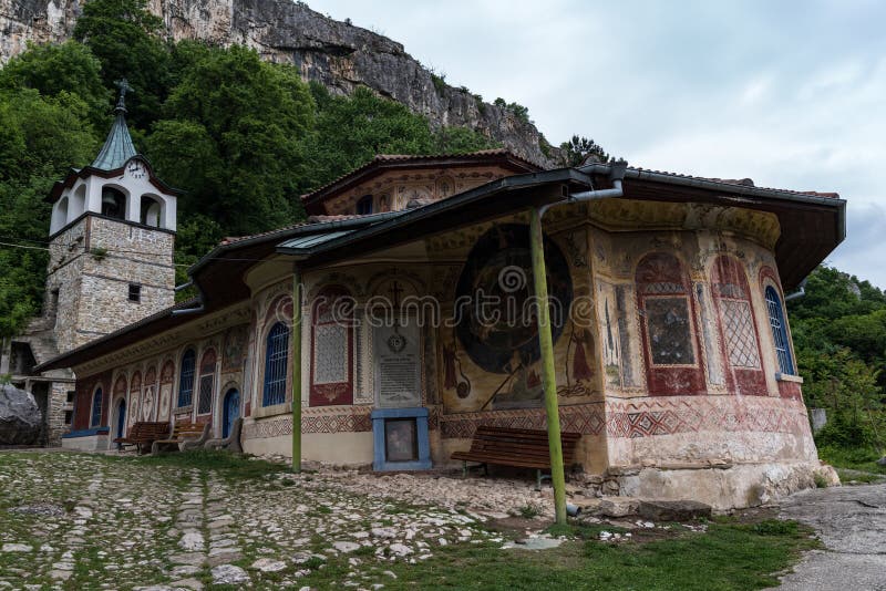 Monasterio ortodoxo medieval de la transfiguraci?n santa de dios, regi?n de Veliko Tarnovo, Bulgaria foto de archivo Monasterio ortodoxo medieval de la transfiguraci?n santa de dios, regi?n de Veliko Tarnovo, Bulgaria foto de archivo