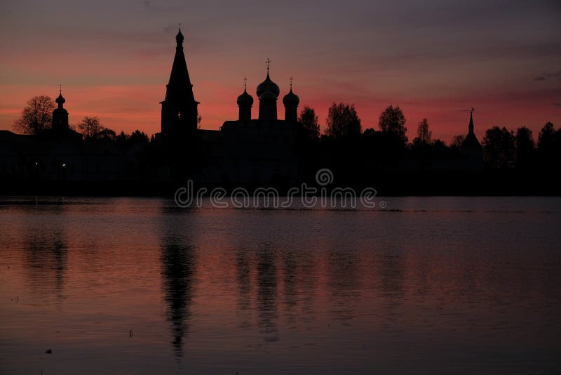 Monastero di Iversky in Valdai in Russia al tramonto fotografie stock Monastero di Iversky in Valdai in Russia al tramonto fotografie stock