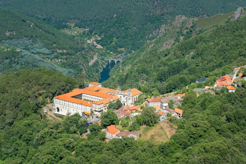 Monastero di San Esteban, Ribas de Sil, provincia di Orense, Spagna fotografia stock libera da diritti Monastero di San Esteban, Ribas de Sil, provincia di Orense, Spagna fotografia stock libera da diritti