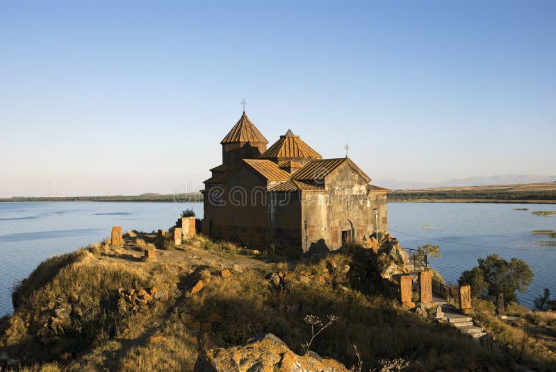 Monastério de Hayravank nas costas do lago Sevan foto de stock royalty free Monastério de Hayravank nas costas do lago Sevan foto de stock royalty free
