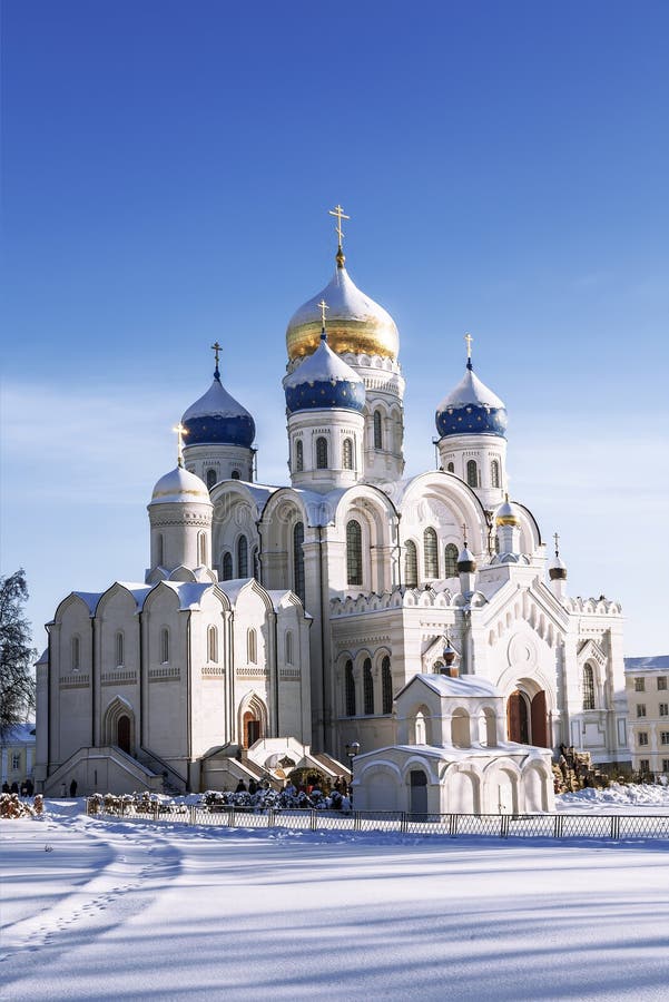 Monastério de Nikolo-Ugreshsky, catedral de Spaso-Preobrazhensky no inverno, região de Moscou imagem de stock royalty free Monastério de Nikolo-Ugreshsky, catedral de Spaso-Preobrazhensky no inverno, região de Moscou imagem de stock royalty free