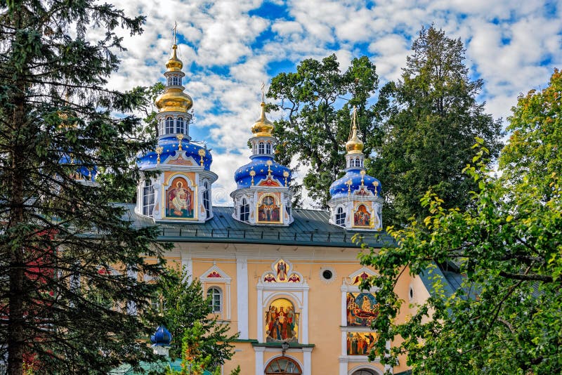 Monastério de Pskovo-Pechersky Dormition Região de Pskov, Rússia fotografia de stock royalty free Monastério de Pskovo-Pechersky Dormition Região de Pskov, Rússia fotografia de stock royalty free