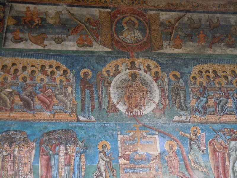Monastério de Voronet, condado de Bucovina, Romênia, pintura de cena do dia do Juízo Final imagem de stock Monastério de Voronet, condado de Bucovina, Romênia, pintura de cena do dia do Juízo Final imagem de stock