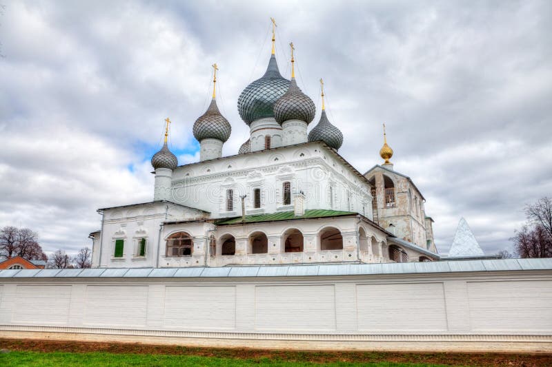 Mosteiro em Uglich, Rússia imagem de stock