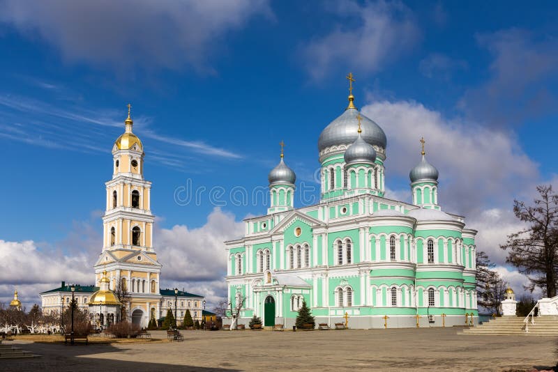 Monastério santamente do serafim-Diveyevo de Trindade-Saint Nizhny Novgorod imagens de stock royalty free Monastério santamente do serafim-Diveyevo de Trindade-Saint Nizhny Novgorod imagens de stock royalty free