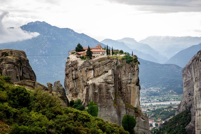 Monastérios de Varlaam, de Roussanou, de Saint Nicholas Anapavsa e do grande monastério do meteoro em Meteora imagem de stock royalty free Monastérios de Varlaam, de Roussanou, de Saint Nicholas Anapavsa e do grande monastério do meteoro em Meteora imagem de stock royalty free