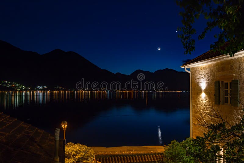 Mond und Sterne und elektrische Lichter, die nachts in Kotor-Bucht, Montenegro sich reflektieren stockfoto Mond und Sterne und elektrische Lichter, die nachts in Kotor-Bucht, Montenegro sich reflektieren stockfoto