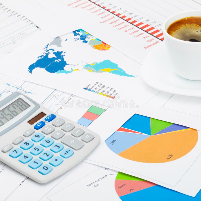 Monde d'affaires et ses symboles - fermez-vous vers le haut du studio tiré d'une tasse de café et d'une calculatrice au-dessus de photographie stock Monde d'affaires et ses symboles - fermez-vous vers le haut du studio tiré d'une tasse de café et d'une calculatrice au-dessus de photographie stock
