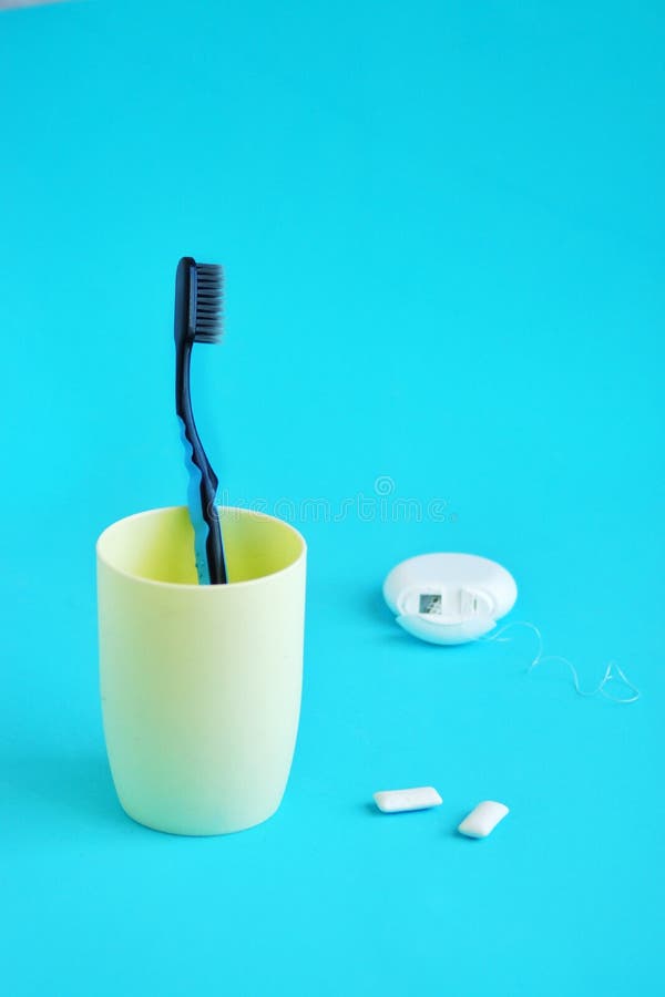 Mondelinge hygiëne, tandhygiëne die tandhulpmiddelen, tandzijde, irrigator, borstel met behulp van, kauwgom stock afbeeldingen Mondelinge hygiëne, tandhygiëne die tandhulpmiddelen, tandzijde, irrigator, borstel met behulp van, kauwgom stock afbeeldingen