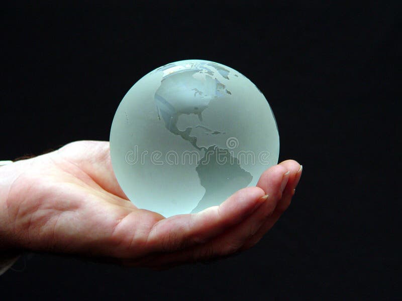 Mondo di vetro in sua mano immagine stock libera da diritti Mondo di vetro in sua mano immagine stock libera da diritti