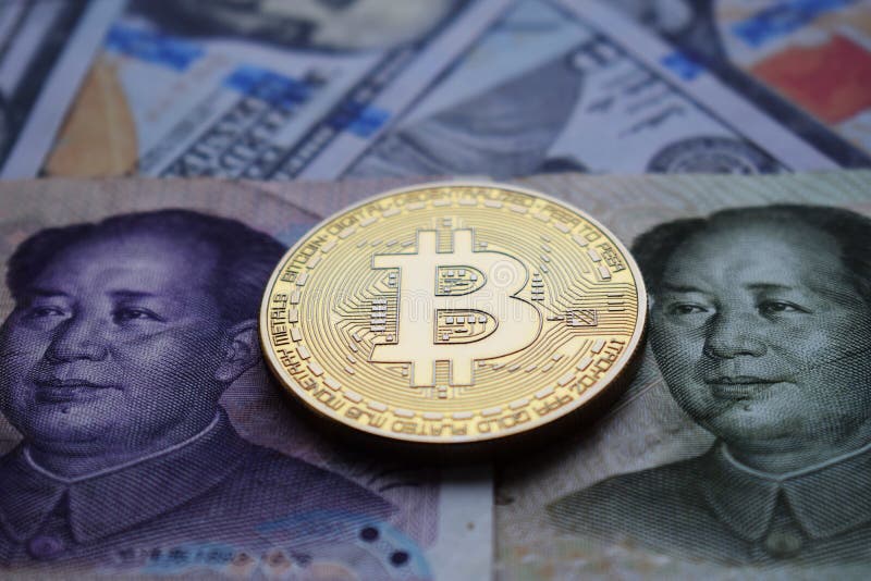 Moneda de oro de Bitcoin en el chino Yuan y el dólar americano imágenes de archivo libres de regalías Moneda de oro de Bitcoin en el chino Yuan y el dólar americano imágenes de archivo libres de regalías