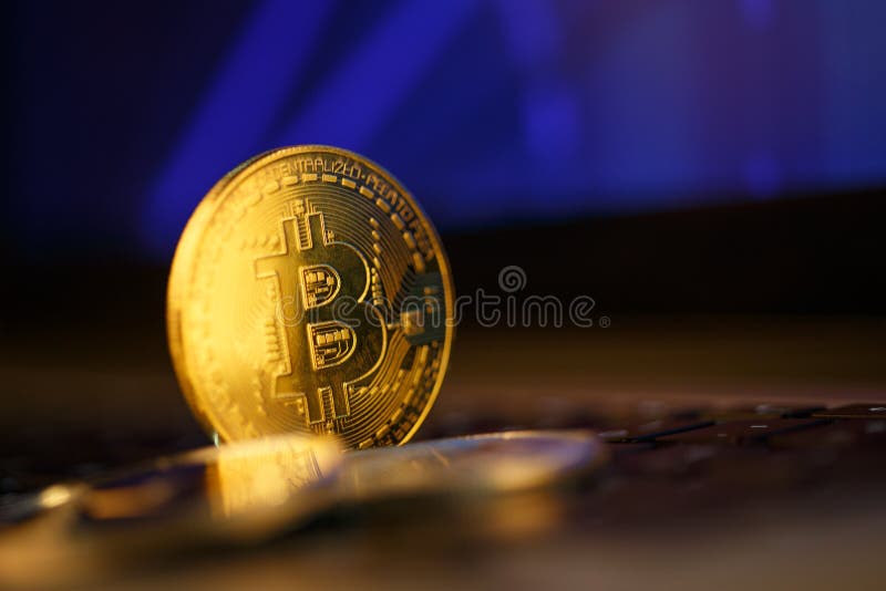 Moneda de oro de Bitcoin y fondo defocused de la carta imágenes de archivo libres de regalías Moneda de oro de Bitcoin y fondo defocused de la carta imágenes de archivo libres de regalías