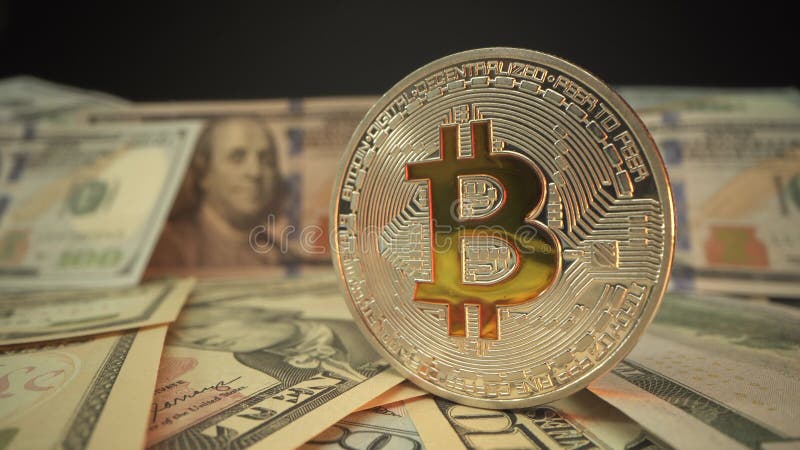 Moneda digital bitcoin y dólares americanos sobre la mesa. monedas de criptografía de moneda de bitcoin brillante metálica en bill