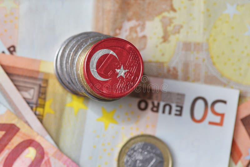 Moneda euro con la bandera nacional del pavo en el fondo euro de los billetes de banco del dinero imagen de archivo Moneda euro con la bandera nacional del pavo en el fondo euro de los billetes de banco del dinero imagen de archivo
