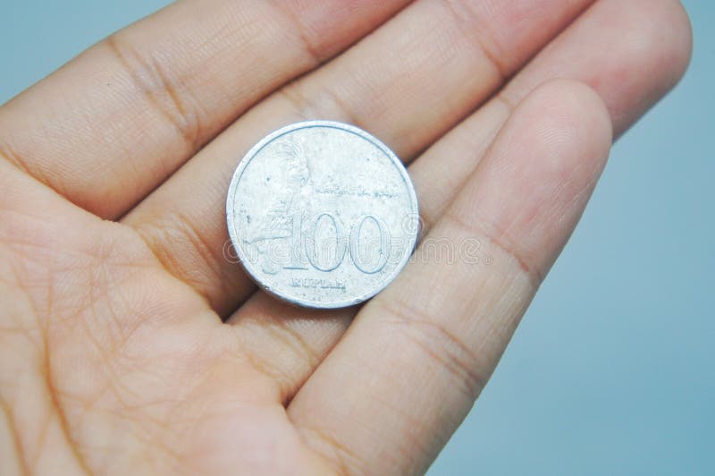 Moneda Indonesia De 100 Rupias En La Mano Foto De Archivo Imagen De moneda-indonesia-de-100-rupias-en-la-mano-foto-de-archivo-imagen-de