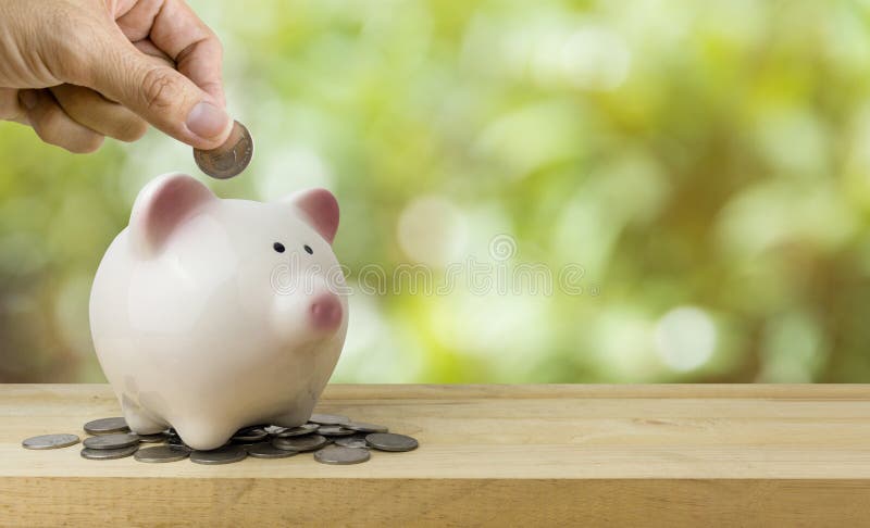 Monedas de la reserva de la hucha, concepto de ahorro del dinero fotografía de archivo libre de regalías Monedas de la reserva de la hucha, concepto de ahorro del dinero fotografía de archivo libre de regalías