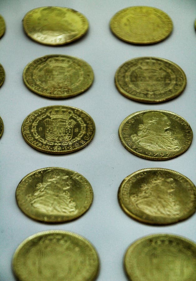 Monedas de oro de plata españolas recuperadas del suelo marino foto de archivo Monedas de oro de plata españolas recuperadas del suelo marino foto de archivo