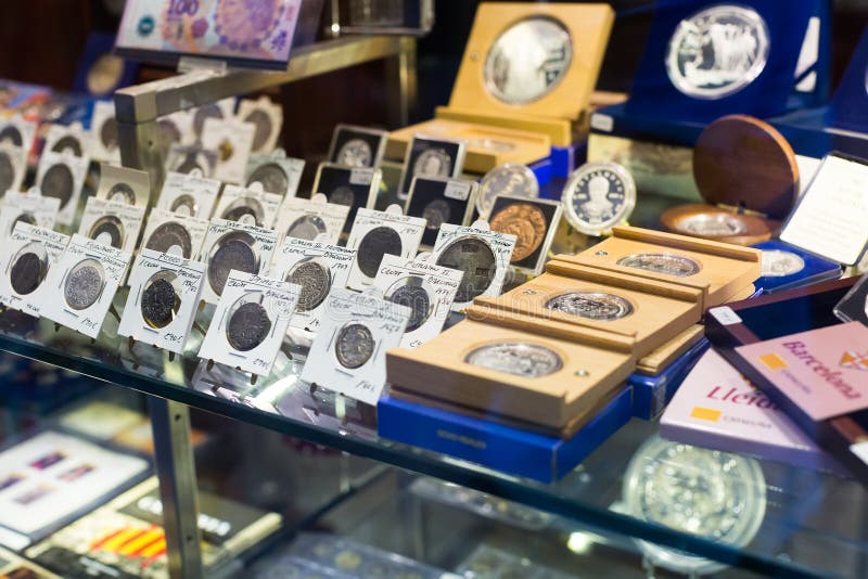 Grillo ambición superficial Monedas En Contador En La Tienda De La Numismática Fotografía editorial -  Imagen de metales, tipos: 46942697