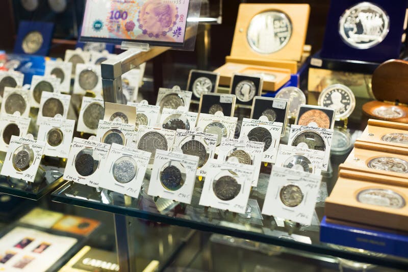 Trueno granja Me sorprendió Monedas En Contador En La Tienda De La Numismática Foto editorial - Imagen  de metales, barcelona: 53451296
