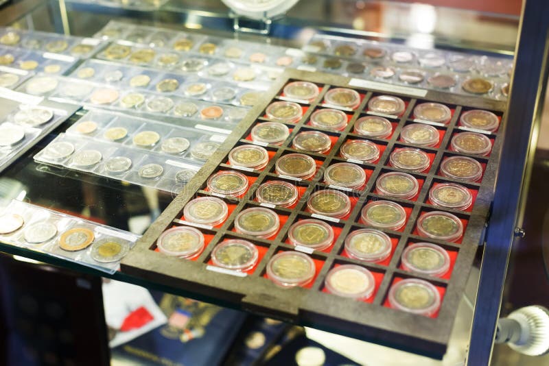 Pesimista Retencion bruscamente Monedas En La Tienda De La Numismática Imagen de archivo editorial - Imagen  de editorial, monedas: 46942699