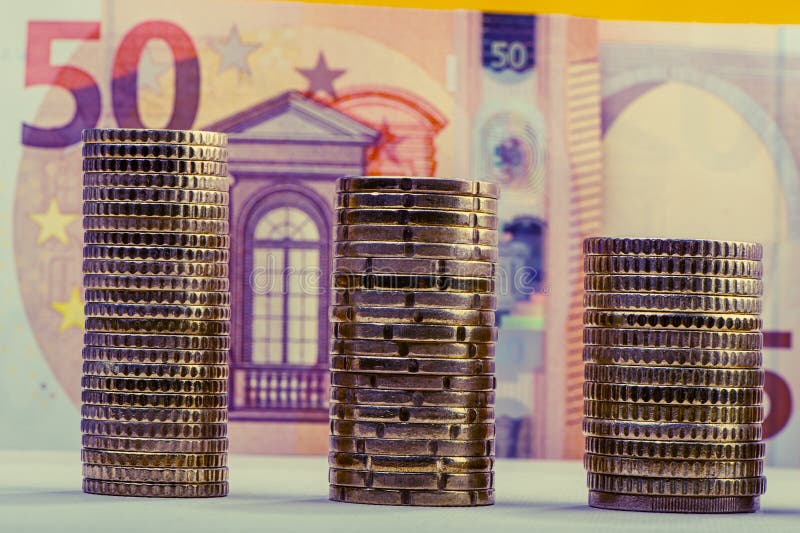 Monedas euro apiladas contra una denominación de papel digno del euro cincuenta fotos de archivo Monedas euro apiladas contra una denominación de papel digno del euro cincuenta fotos de archivo