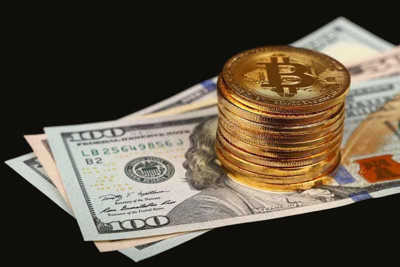 Monedas físicas del bitcoin del oro en los dólares de EE. UU. de papel imágenes de archivo libres de regalías Monedas físicas del bitcoin del oro en los dólares de EE. UU. de papel imágenes de archivo libres de regalías