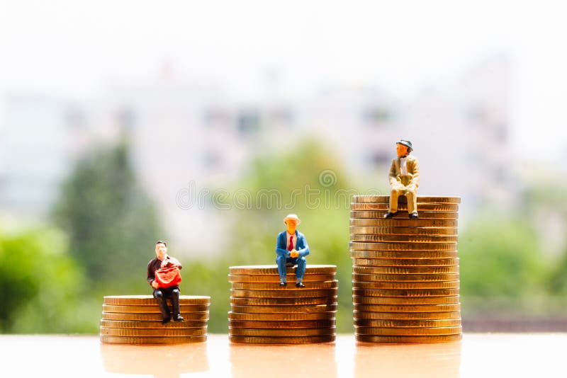 Monedas y personas mayores en fondo de la naturaleza; ahorro del dinero fotografía de archivo Monedas y personas mayores en fondo de la naturaleza; ahorro del dinero fotografía de archivo