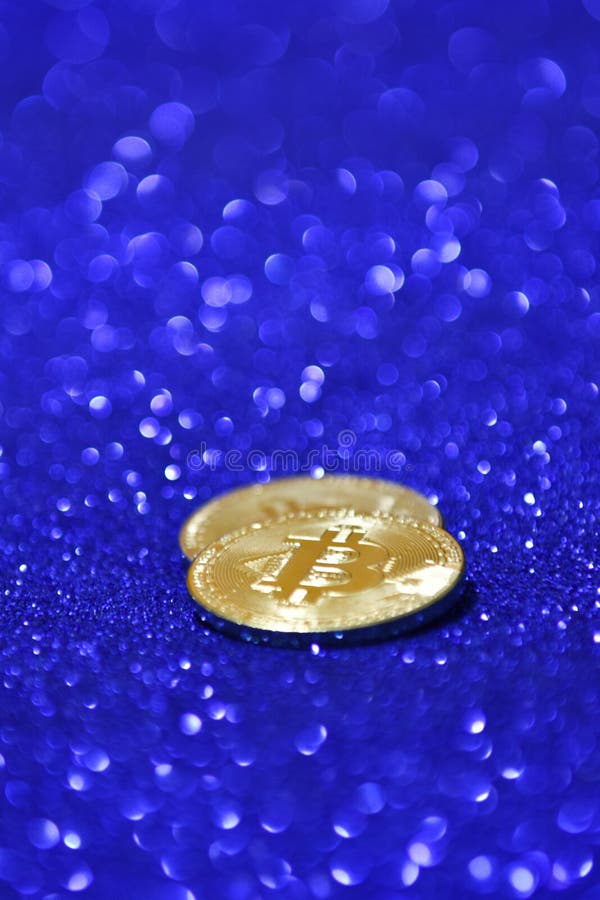 Moneta in bianco d'oro con fondo luminoso. Moneta in bianco d'oro con riflettore luminoso di fondo concetto di valuta di cripto. moneta elettronica virtuale per il web banking e i pagamenti internazionali.