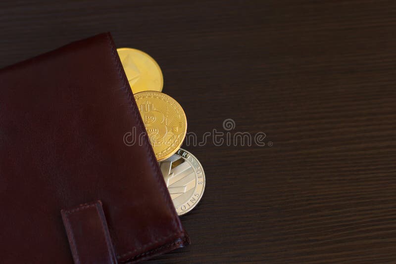Moneta cripto di valuta in portafoglio di cuoio sull'ampio litecoin di legno di legno di ethereum del bitcoin del fondo immagini stock Moneta cripto di valuta in portafoglio di cuoio sull'ampio litecoin di legno di legno di ethereum del bitcoin del fondo immagini stock