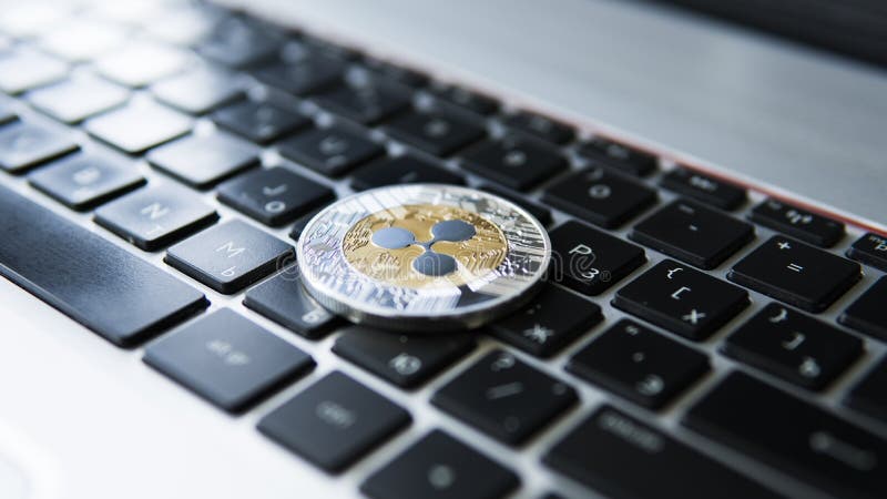 Moneta d'argento dell'ondulazione dell'oro su un primo piano della tastiera del computer portatile Estrazione mineraria di Blockc immagini stock