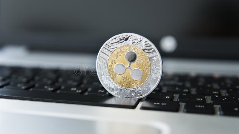 Moneta d'argento dell'ondulazione dell'oro su un primo piano della tastiera del computer portatile Estrazione mineraria di Blockc fotografia stock libera da diritti