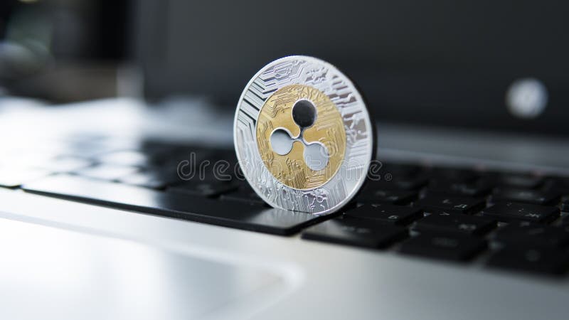 Moneta d'argento dell'ondulazione dell'oro su un primo piano della tastiera del computer portatile Estrazione mineraria di Blockc immagini stock libere da diritti