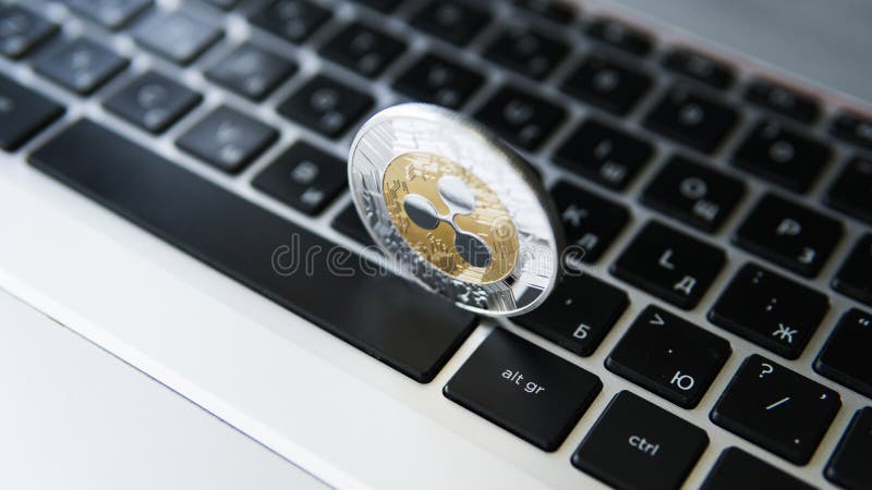 Moneta d'argento dell'ondulazione dell'oro su un primo piano della tastiera del computer portatile Estrazione mineraria di Blockc fotografie stock