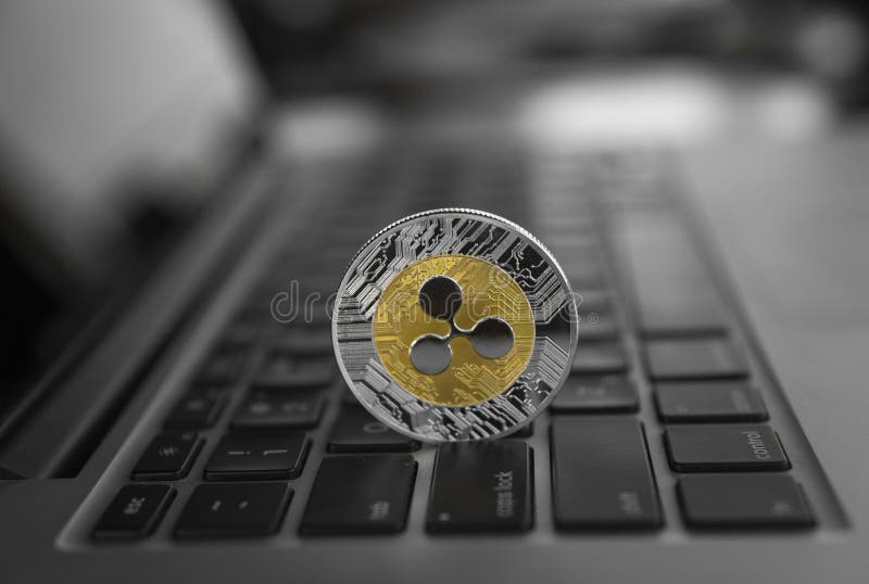 Moneta d'argento dell'ondulazione dell'oro su un primo piano della tastiera del computer portatile Estrazione mineraria di Blockc fotografia stock