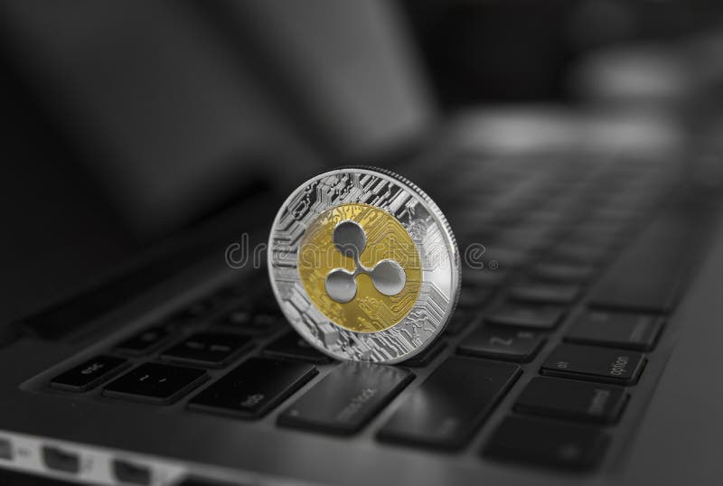 Moneta d'argento dell'ondulazione dell'oro su un primo piano della tastiera del computer portatile Estrazione mineraria di Blockc fotografia stock libera da diritti