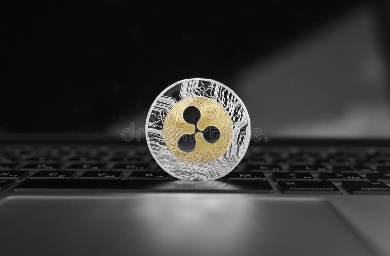 Moneta d'argento dell'ondulazione dell'oro su un primo piano della tastiera del computer portatile Estrazione mineraria di Blockc fotografie stock