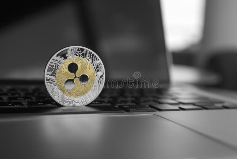 Moneta d'argento dell'ondulazione dell'oro su un primo piano della tastiera del computer portatile Estrazione mineraria di Blockc fotografia stock