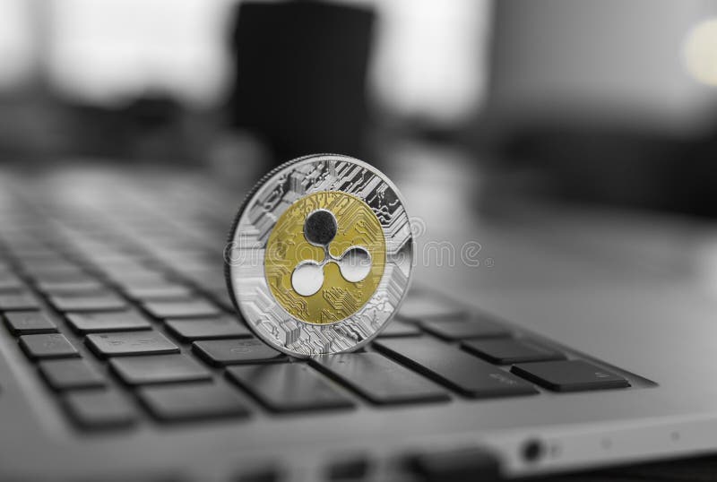 Moneta d'argento dell'ondulazione dell'oro su un primo piano della tastiera del computer portatile Estrazione mineraria di Blockc fotografia stock