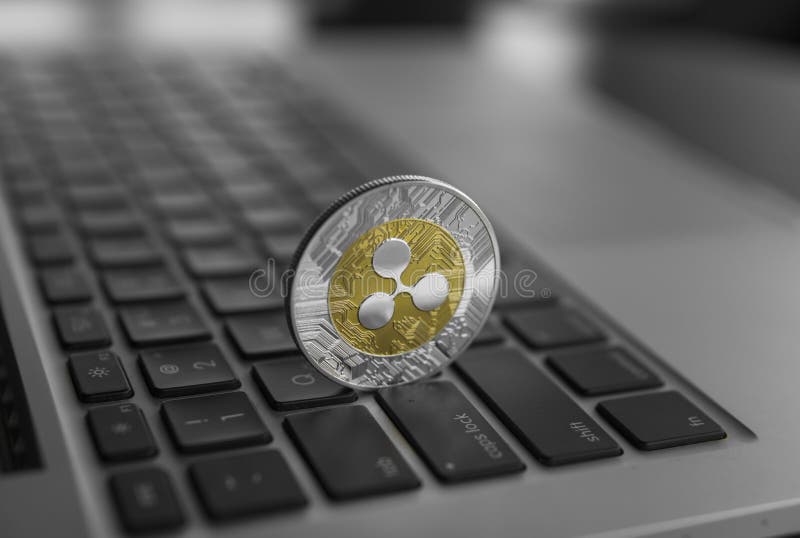 Moneta d'argento dell'ondulazione dell'oro su un primo piano della tastiera del computer portatile Estrazione mineraria di Blockc fotografie stock